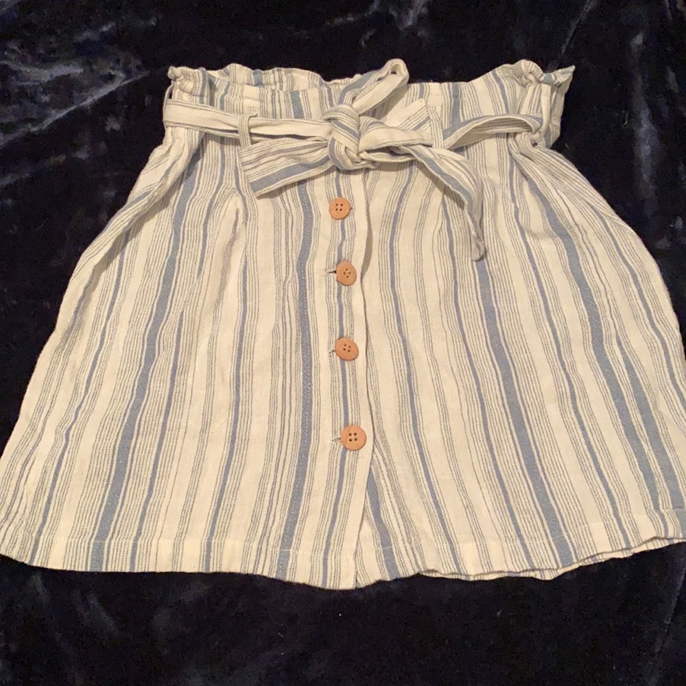 Skirt with gathered tie waist.